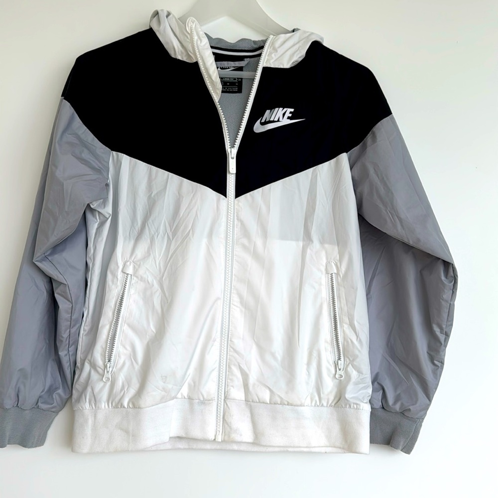 LIKE NEW NIKE BOYS SPORTSWEAR WINDRUNNER IN SIZE M